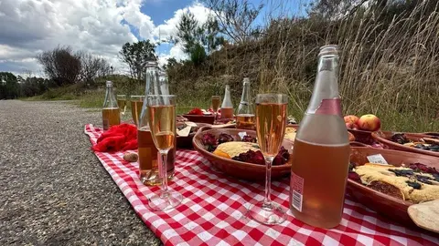 El supuesto ritual, sobre el asfalto de la carretera que une Mand&iacute;n con la vecina localidad portuguesa de Lamadarcos. | FOTO: Noelia Caseiro.