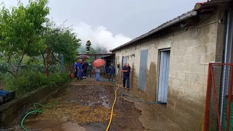 El incendio se desat&oacute; poco despu&eacute;s de iniciada la tormenta de esta tarde. | FOTO: Cedida.