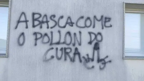 Una de las pintadas aparecidas en el centro social de Lamardeite.