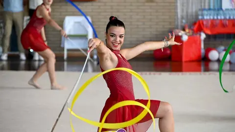 Una integrante del club de Gimnasia R&iacute;tmica Ver&iacute;n, en un ejercicio con cinta.
