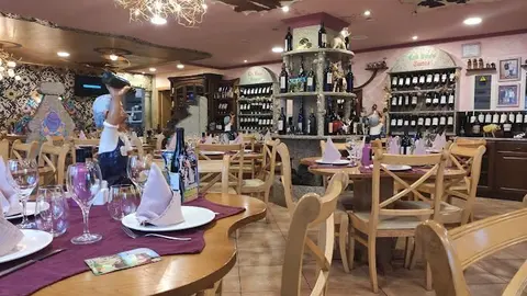 Interior de uno de los salones del Asador`s Jose.