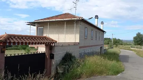 Vivienda del var&oacute;n rescatado por agentes de la Guardia Civil de Trasmiras. | FOTO: Cedida.