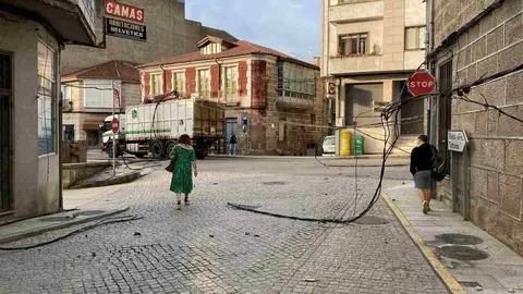 El cami&oacute;n se llev&oacute; por delante los cables de la luz.