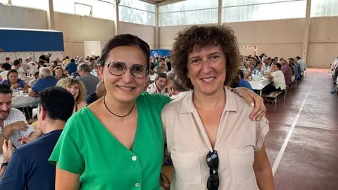 Ana Mar&iacute;a Villarino, con Eva Barrio, dos de las alcaldesas de la comarca que mejoraron los resultados electorales el 28M. | FOTO: Iv&aacute;n Iglesias.