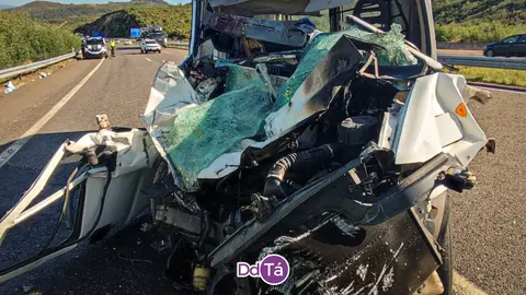 El impacto, pr&aacute;cticamente frontal, deriv&oacute; en un incendio en el motor, a&uacute;n con los ocupantes atrapados. | FOTO: Xos&eacute; Lois Colmenero.