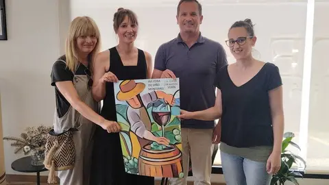 Mar&iacute;a del Pilar Salgado, Samanta Barreira, Jonat&aacute;s Gago y Noelia Manzano, con el cartel elegido.