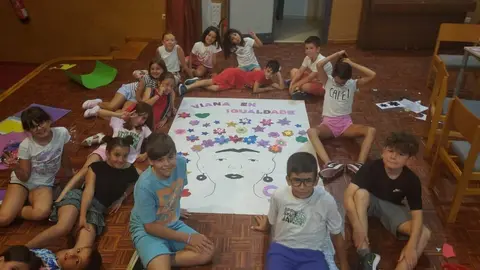 Os cativos elaboraron un cartel con Frida Khalo como protagonista.