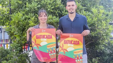 Samanta Barreira e Javier Quintas co cartel da Batucada. | FOTO: Cedida.