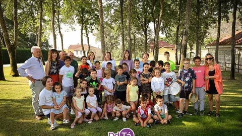 A alcaldesa e a conselleira posaban xunto &aacute;s monitoras e &oacute;s nenos e nenas da ludoteca. | FOTO: Anabel G. Sim&oacute;n.