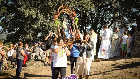 Ana Villarino coa imaxe da Santa Ana. | FOTO: Anabel G. Sim&oacute;n.