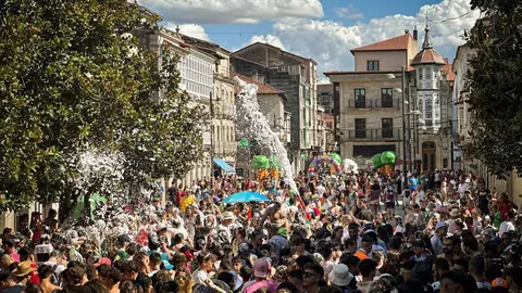 La plaza Garc&iacute;a Barb&oacute;n, un a&ntilde;o m&aacute;s abarrotada para celebrar la Batucada. | FOTOS: Anabel Garc&iacute;a Sim&oacute;n.