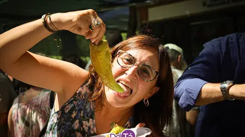 Ana Mar&iacute;a Villarino Pardo y su depurada t&eacute;cnica de degustaci&oacute;n pimentonera. | FOTO: Anabel Garc&iacute;a Sim&oacute;n.