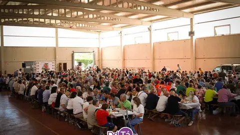 M&aacute;s de medio millar de personas se dieron cita en la comida popular de la Feira do Pemento. | FOTO: Anabel Garc&iacute;a Sim&oacute;n.