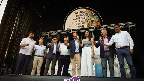 Brindis tras los discursos, en lo alto del escenario. | FOTO: Anabel G. Sim&oacute;n.