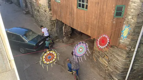El &aacute;rbol navide&ntilde;o que presid&iacute;a la plaza les dio la idea de engalanar la aldea, por todo lo alto, en agosto.