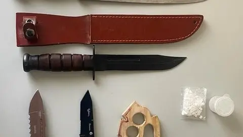 Las armas blancas y las drogas incautadas al conductor.