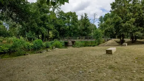 A zona da lagoa xa est&aacute; preparada para acoller &aacute; veci&ntilde;anza no Ser&aacute;n da Pousa. | FOTO: Cedida.