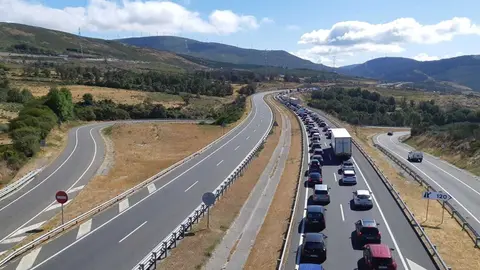 Las retenciones en la A - 52 superan los 10 kil&oacute;metros.