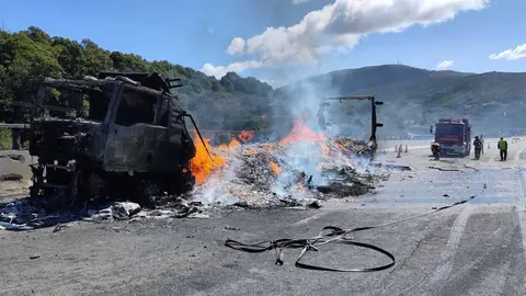 El cami&oacute;n que transportaba chocolate qued&oacute; totalmente calcinado.