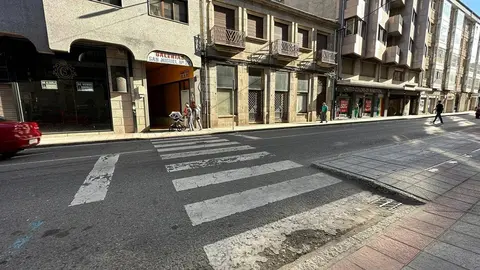 Paso de peatones a la altura del n&uacute;mero 27 de la avenida Luis Espada de Ver&iacute;n. | FOTO: Noelia Caseiro.