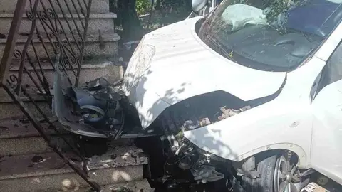 El veh&iacute;culo impact&oacute; contra las escaleras de una vivienda.