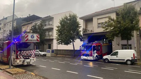 Los dos veh&iacute;culos de extinci&oacute;n del parque de Bomberos de Xinzo de Limia, en la vivienda afectada.