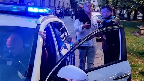 Agentes de la Polic&iacute;a Local de Ourense, con &Oacute;scar Outeiri&ntilde;o. | FOTO: Cuenta Facebook Gonzalo P&eacute;rez J&aacute;come.