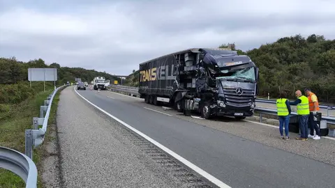 Accidente A-52 cami&oacute;ns 20230919 (1)