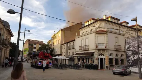 El fuego se origin&oacute; poco despu&eacute;s de las 19:15 horas.