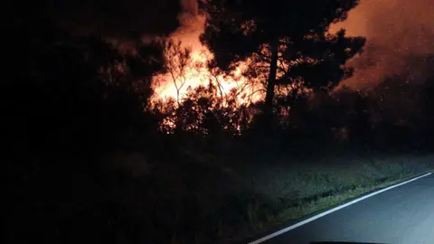 Las llamas se originaron cerca de la carretera que une O&iacute;mbra con As Chas.