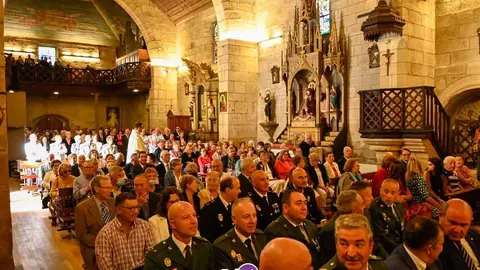 La iglesia parroquial de Ver&iacute;n se llen&oacute; para honrar a la patrona de la Guardia Civil. | FOTO: Noelia Caseiro.