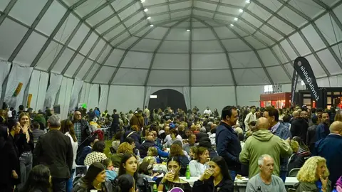 En una hora desde su apertura, la carpa de A Preguiza presentaba este aspecto. | FOTO: Noelia Caseiro.