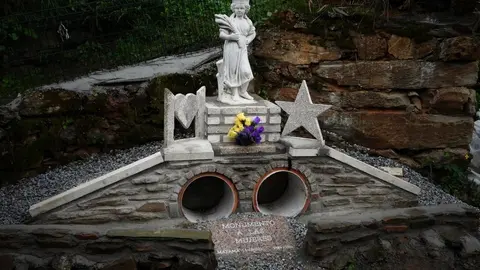 Este pequeno monumento xa loce en Matam&aacute;, en lembranza de todas as mulleres rurais e, moi especialmente, en memoria de Roc&iacute;o Guerra. | FOTO: Joaqu&iacute;n Jim&eacute;nez.