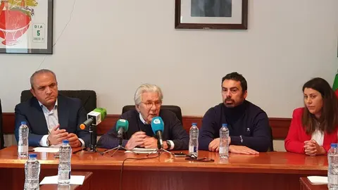 Miguel de la Campa, presidente de Strategic Minerals, rodeado de los alcaldes de Viana, A Veiga y Vilari&ntilde;o de Conso.