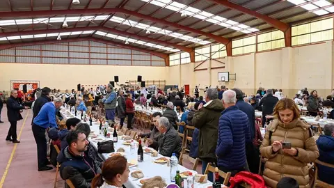 La Festa da Casta&ntilde;a concluy&oacute; con la tradicional comida popular. | FOTO: Noelia Caseiro.