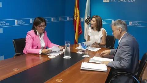 A vicepresidenta segunda e conselleira de Medio Ambiente, Territorio e Vivenda, &Aacute;ngeles V&aacute;zquez, re&uacute;nese coa alcaldesa de O&iacute;mbra, Ana Mar&iacute;a Villarino.