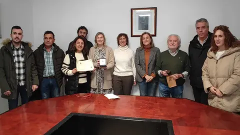 Como siempre, el acto institucional central de la fiesta es la entrega de las insignias Casta&ntilde;a de Ouro en el sal&oacute;n de plenos del Concello de Ri&oacute;s. | FOTO: Xos&eacute; Lois Colmenero.