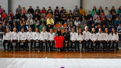 Concluido el acto, jugadoras y plantel t&eacute;cnico posaron con todos los escolares. | FOTO: Noelia Caseiro.