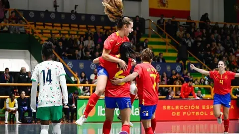 Espa&ntilde;a certific&oacute; un disputad&iacute;simo partido en el pabell&oacute;n verinense. | FOTO: Noelia Caseiro.