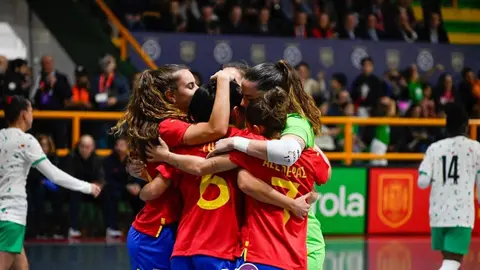 Abrazo de las jugadoras. | FOTO. Noelia Caseiro.