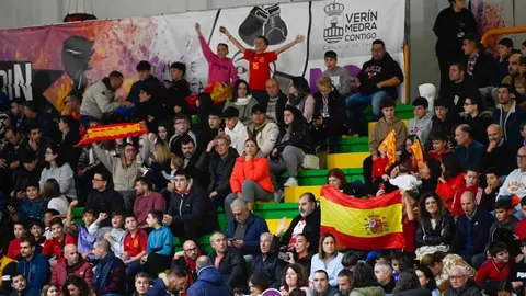 Un emocionado p&uacute;blico animaba a las jugadoras. | FOTO: Noelia Caseiro.