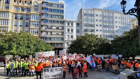 Manifestantes ante el TSXG para defender el empleo de la mina de Penouta.