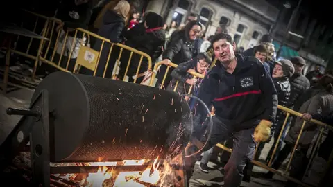 Manuel Silva, al volante del asador de casta&ntilde;as verinense. | FOTO: Carlos Montero.