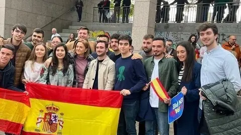Iv&aacute;n Jim&eacute;nez Franco, primero por la derecha, en la concentraci&oacute;n de este domingo en Ourense. | FOTO:  Facebook Elena Rivo.