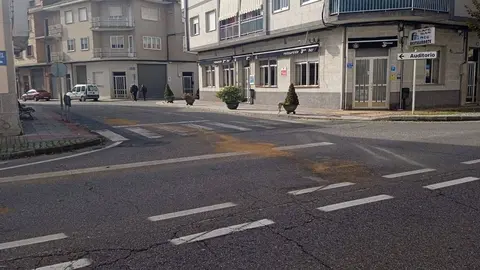 La colisi&oacute;n dej&oacute; un gran rastro de aceite en el firme de la calzada.