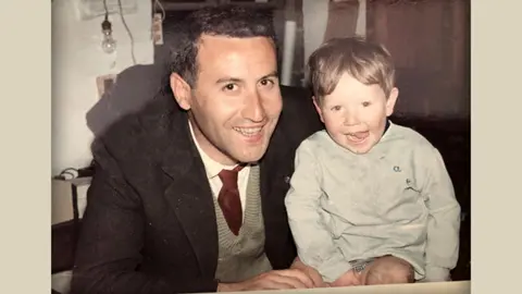 M&aacute;ximo Ram&oacute;n God&aacute;s y Jorge God&aacute;s, t&iacute;o y sobrino en una foto del archivo familiar.