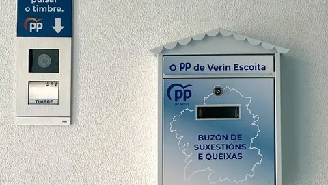 El nuevo buz&oacute;n f&iacute;sico en el interior de la sede de los Populares, en Ver&iacute;n. | FOTO: RR. SS. PP de Ver&iacute;n.