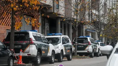 Veh&iacute;culos de la Guardia Civil frente a los Juzgados de Ver&iacute;n.