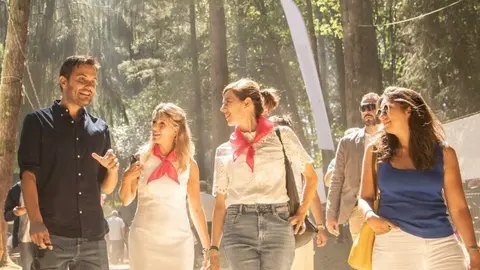 O portavoz de Movemento Sumar Galicia, Paulo Carlos López, con Yolanda Díaz e Marta Lois no Carballiño