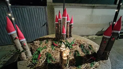Pozos, plazas, bancos, balcones... Cualquier ubicaci&oacute;n fue id&oacute;nea para la decoraci&oacute;n navide&ntilde;a de Rabal, en O&iacute;mbra. | FOTO: Xos&eacute; Lois Colmenero.
